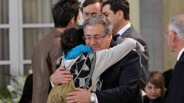 Juan Ignacio Zoido abraza a la madre de Gabriel
