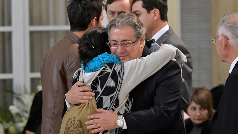 Juan Ignacio Zoido abraza a la madre de Gabriel