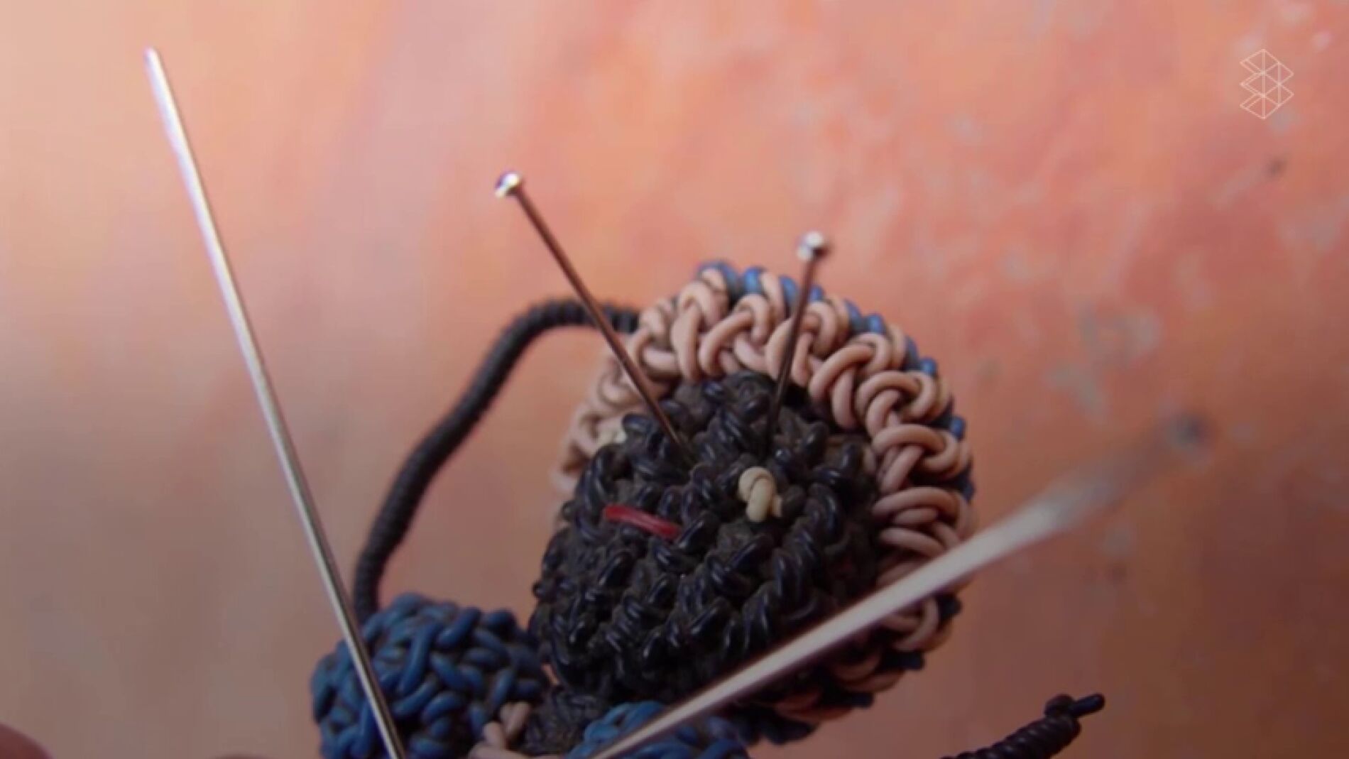 Tener un muñeco vudú en la oficina hace que trabajes mejor, según la ciencia