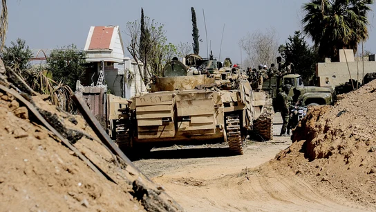 Varios vehículos blindados del Ejército sirio avanzan durante la operación militar contra la organización Jabhat al-Nusra en Guta Oriental Varios vehículos blindados del Ejército sirio avanzan durante la operación militar contra la organización Jabhat al-Nusra en Guta Oriental