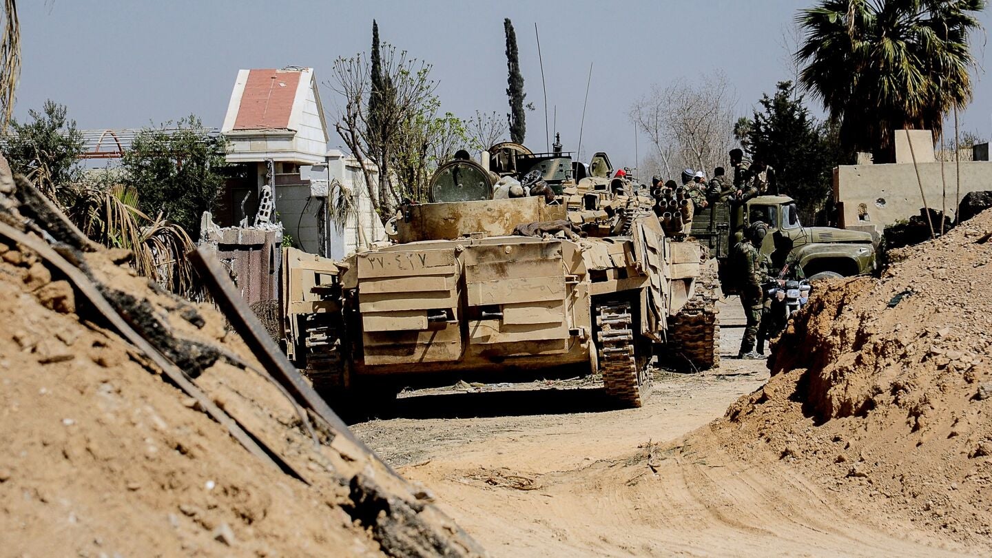 Varios veh&iacute;culos blindados del Ej&eacute;rcito sirio avanzan durante la operaci&oacute;n militar contra la organizaci&oacute;n Jabhat al-Nusra en Guta Oriental