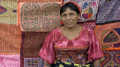 Mujer Kuna Expedición a los cayos caribeños, bahías y arrecifes