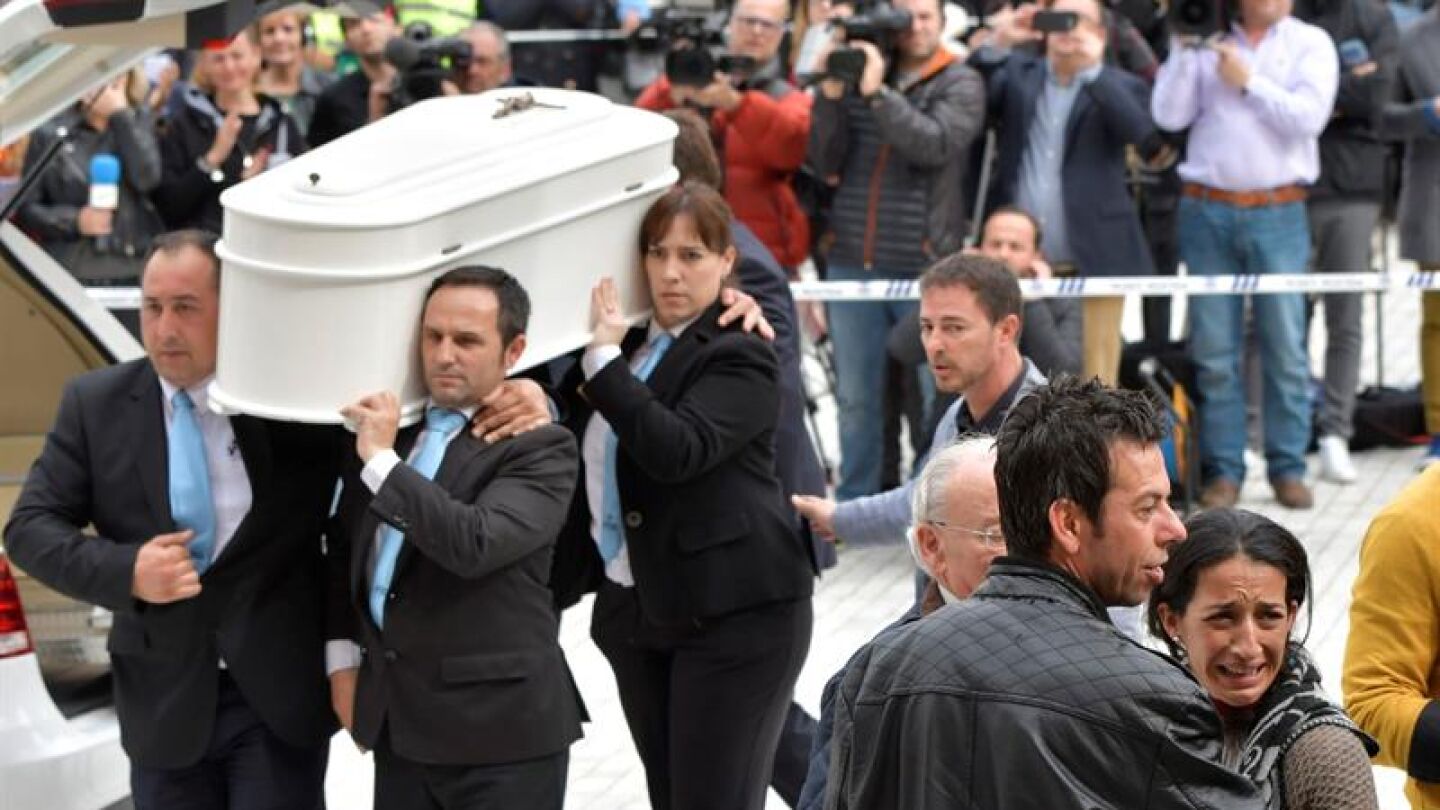 Los padres de Gabriel Cruz, acompa&ntilde;an el f&eacute;retro a la entrada de la Catedral de Almer&iacute;a