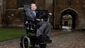 Stephen Hawking en el Gonville & Caius College de Cambridge (Reino Unido). / Lwp Kommunikáció