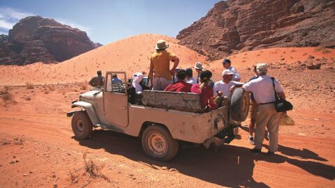 Descubrir rutas secretas en el desierto de la mano de los beduinos 