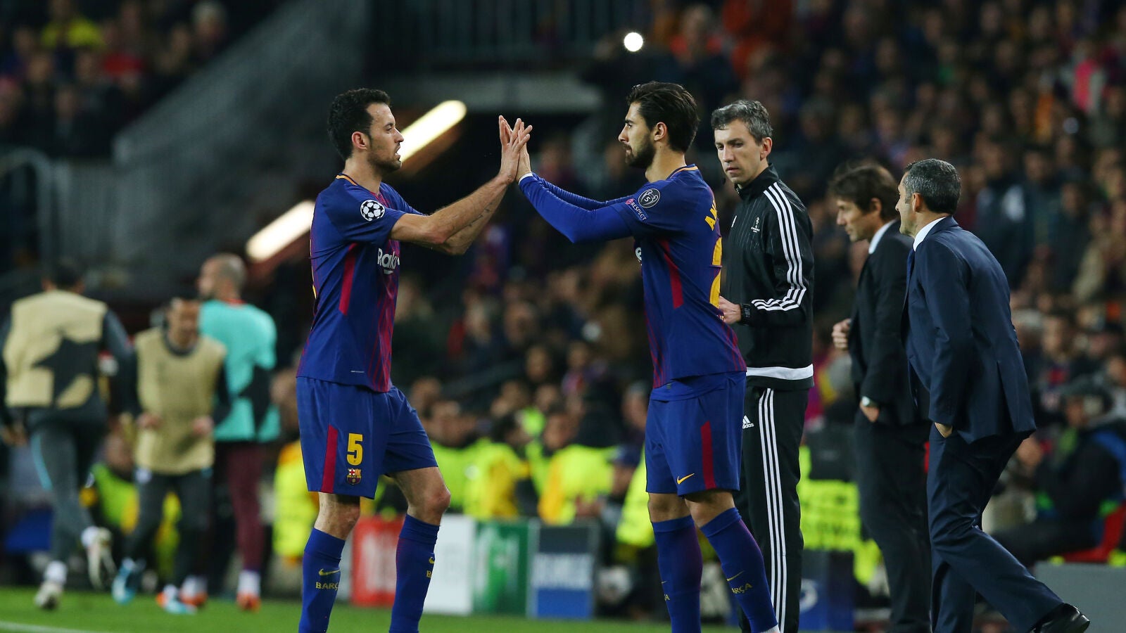 Andr&eacute; Gomes entra al terreno de juego por Sergio Busquets