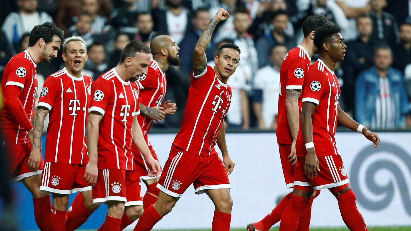 Thiago celebra con sus compa&ntilde;eros su gol ante el Besiktas