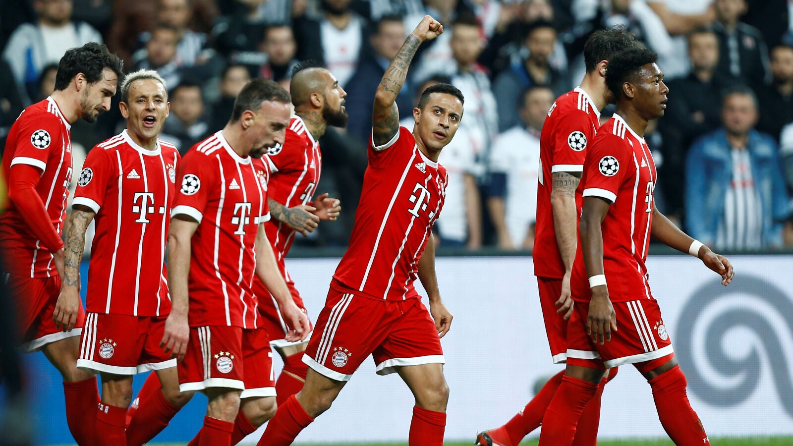 Thiago celebra con sus compa&ntilde;eros su gol ante el Besiktas
