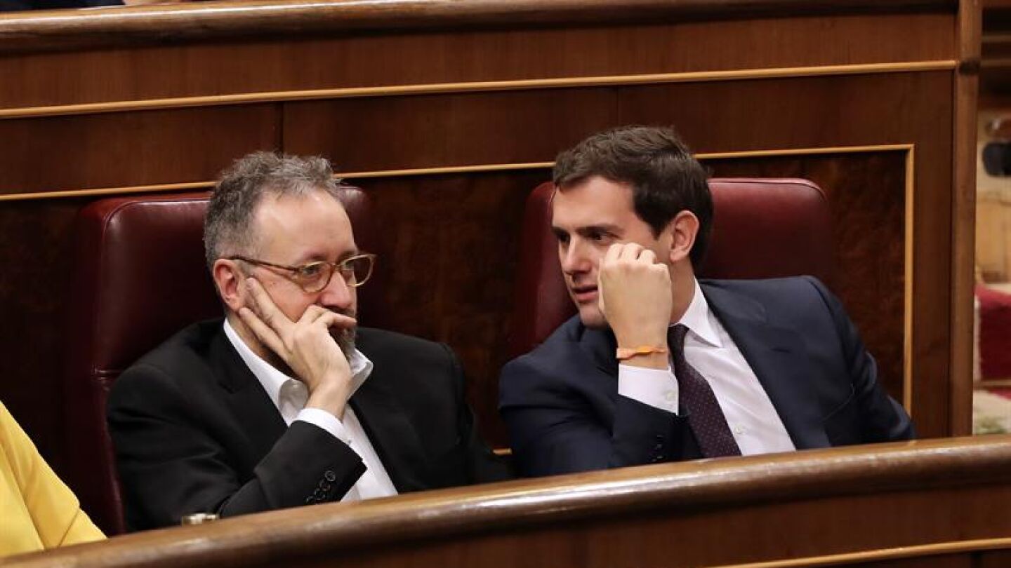 El l&iacute;der de Ciudadanos, Albert Rivera, conversa con el portavoz del grupo en el Congreso, Juan Carlos Girauta 