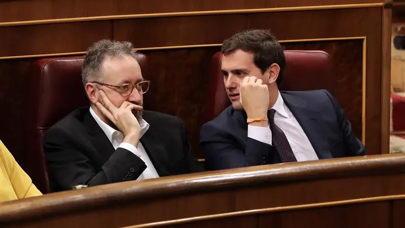 El líder de Ciudadanos, Albert Rivera, conversa con el portavoz del grupo en el Congreso, Juan Carlos Girauta 