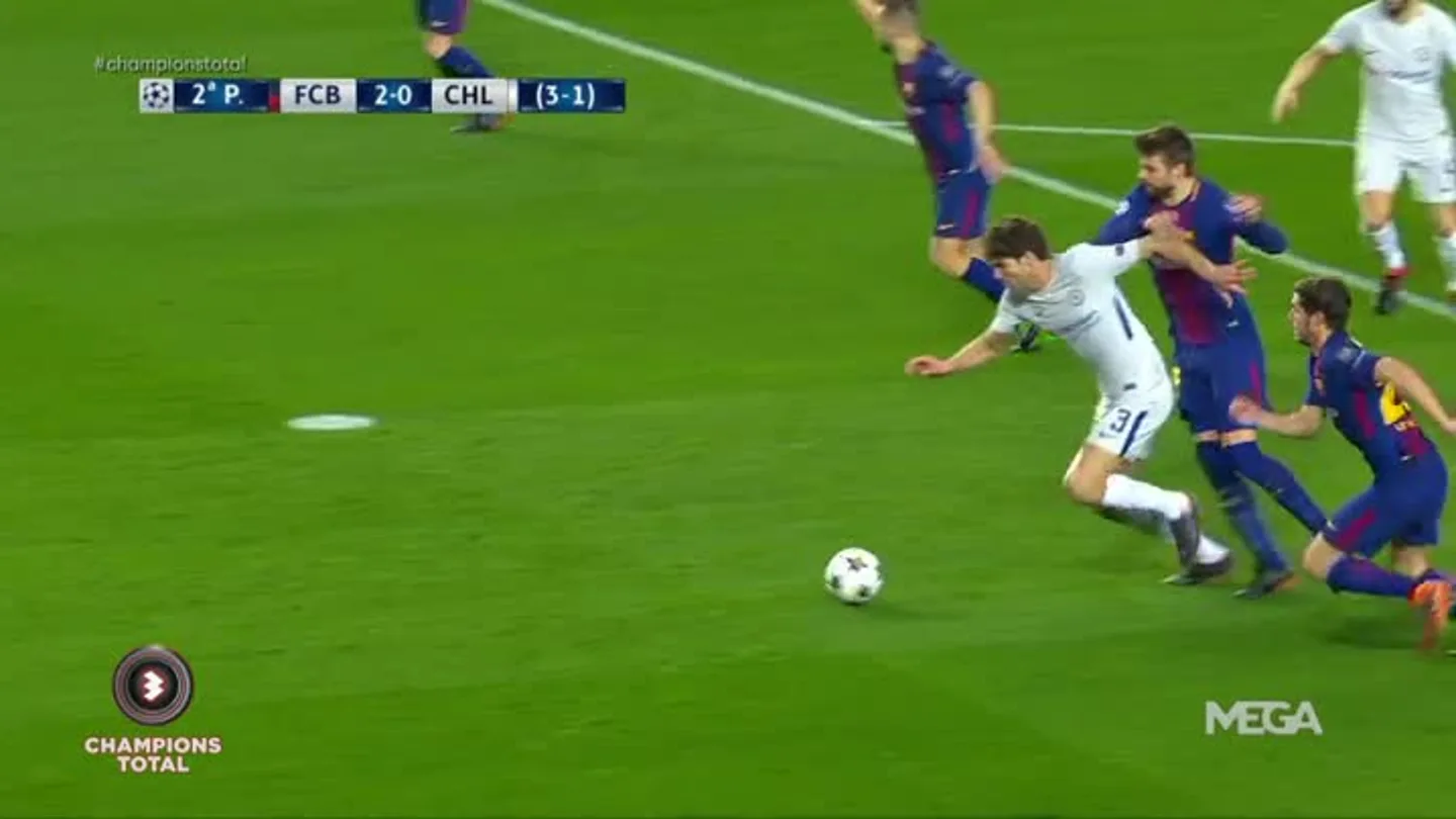 El posible penalti de Piqué sobre Marcos Alonso El posible penalti de Piqué sobre Marcos Alonso