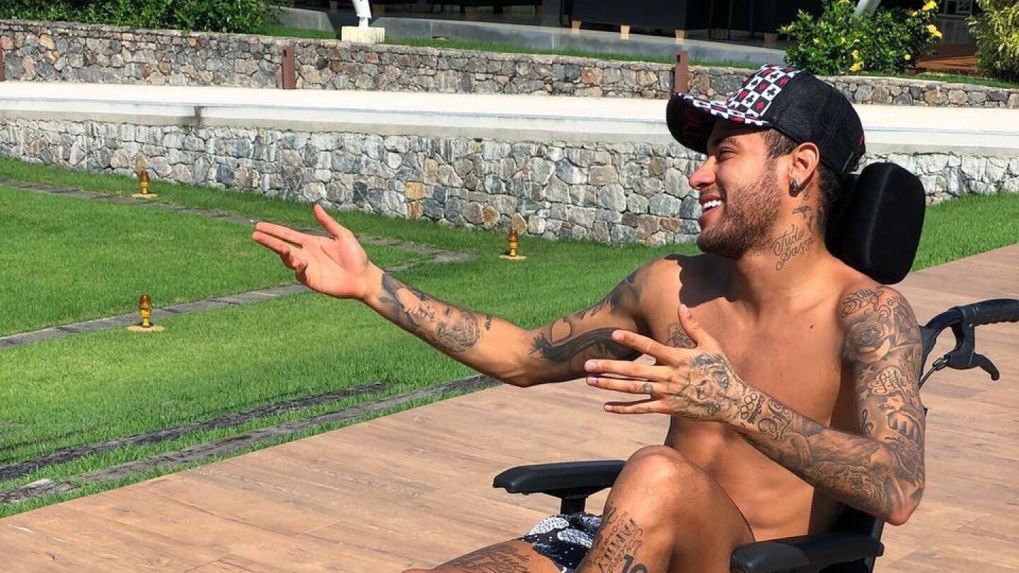 Neymar, en silla de ruedas
