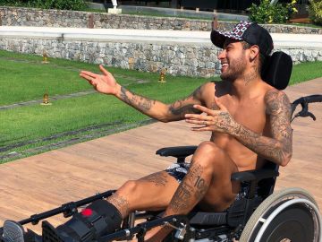 Neymar, en silla de ruedas Neymar, en silla de ruedas
