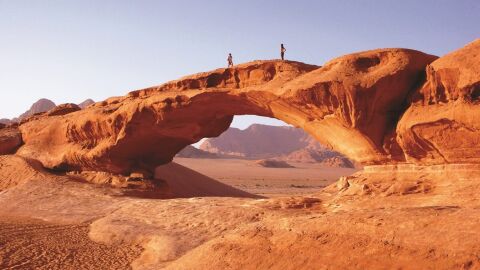 Descubrir rutas secretas en el desierto de la mano de los beduinos 