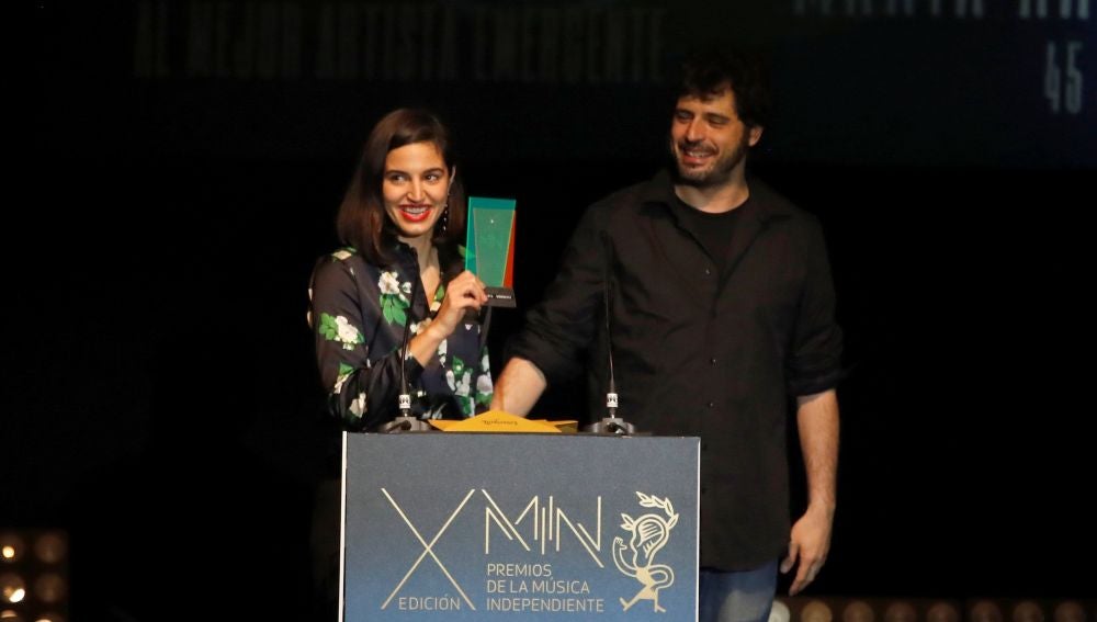  Los músicos y cantantes Maria Arnal y Marcel Bagés tras recibir el "Premio al Mejor Albúm de Pop" 
