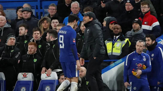 Conte da instrucciones mientras Morata se marcha al banquillo Conte da instrucciones mientras Morata se marcha al banquillo