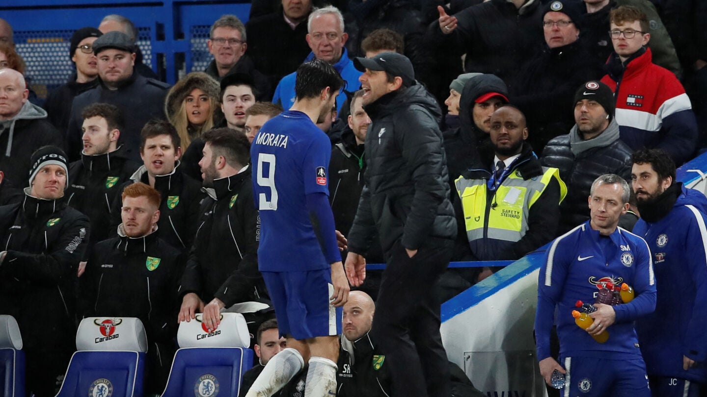Conte da instrucciones mientras Morata se marcha al banquillo