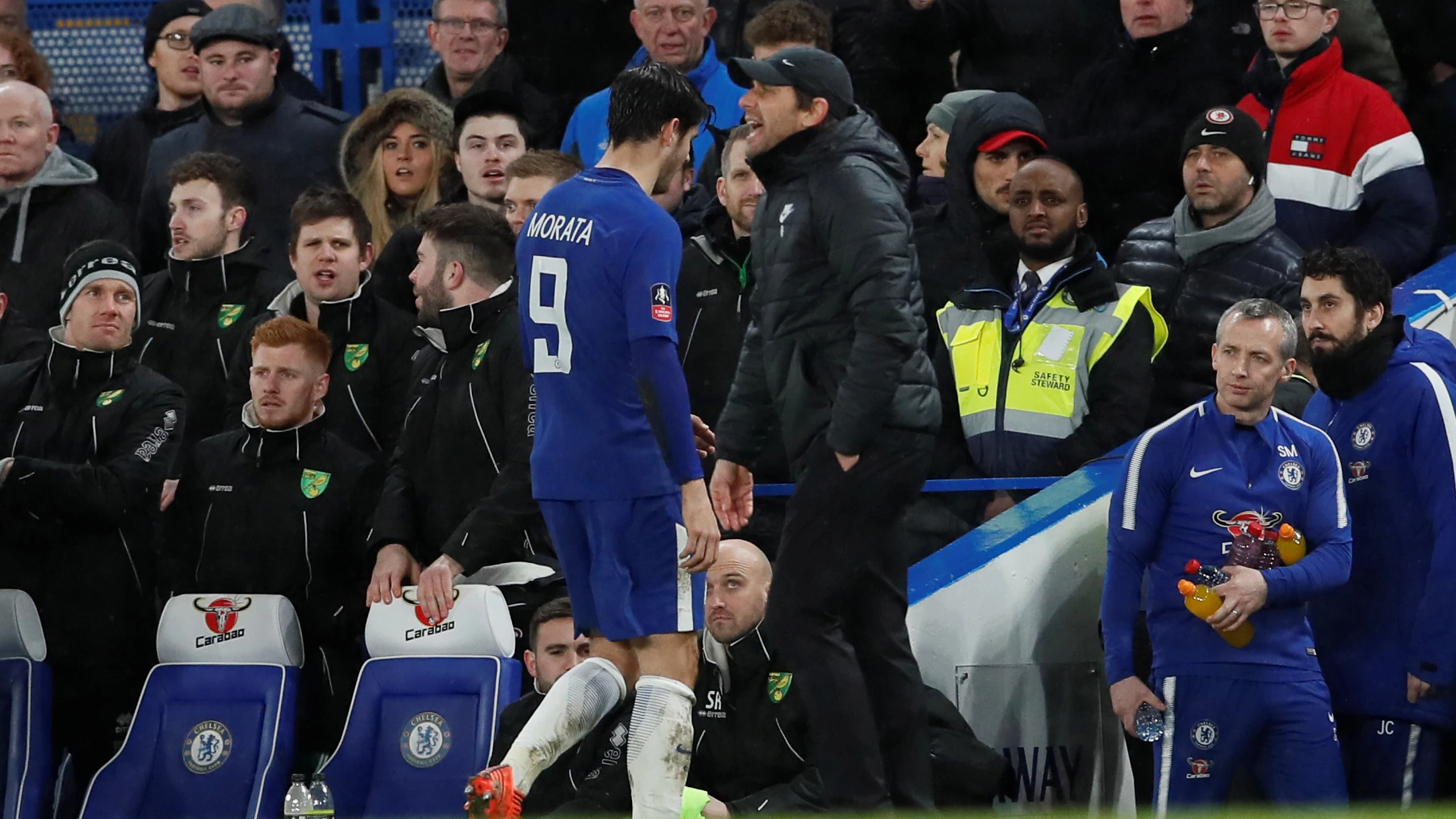 Conte da instrucciones mientras Morata se marcha al banquillo