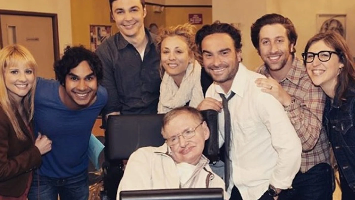 Los actores de The Big Bang Theory posan junto a Stephen Hawking Los actores de The Big Bang Theory posan junto a Stephen Hawking