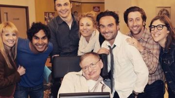 Los actores de The Big Bang Theory posan junto a Stephen Hawking
