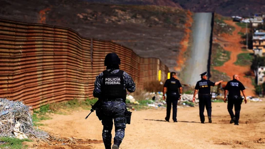Policías federales custodian la barda fronteriza que delimita a México con territorio norteamericano Policías federales custodian la barda fronteriza que delimita a México con territorio norteamericano