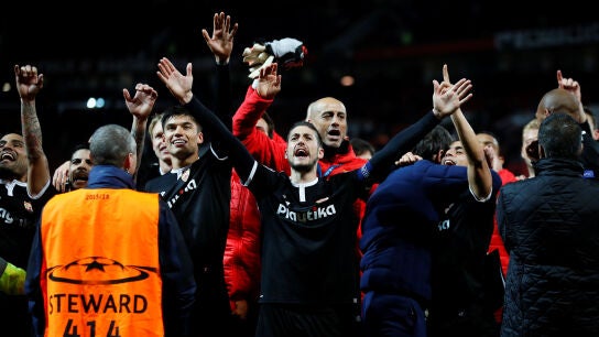 Los jugadores del Sevilla celebran el pase a cuartos con la afici&oacute;n