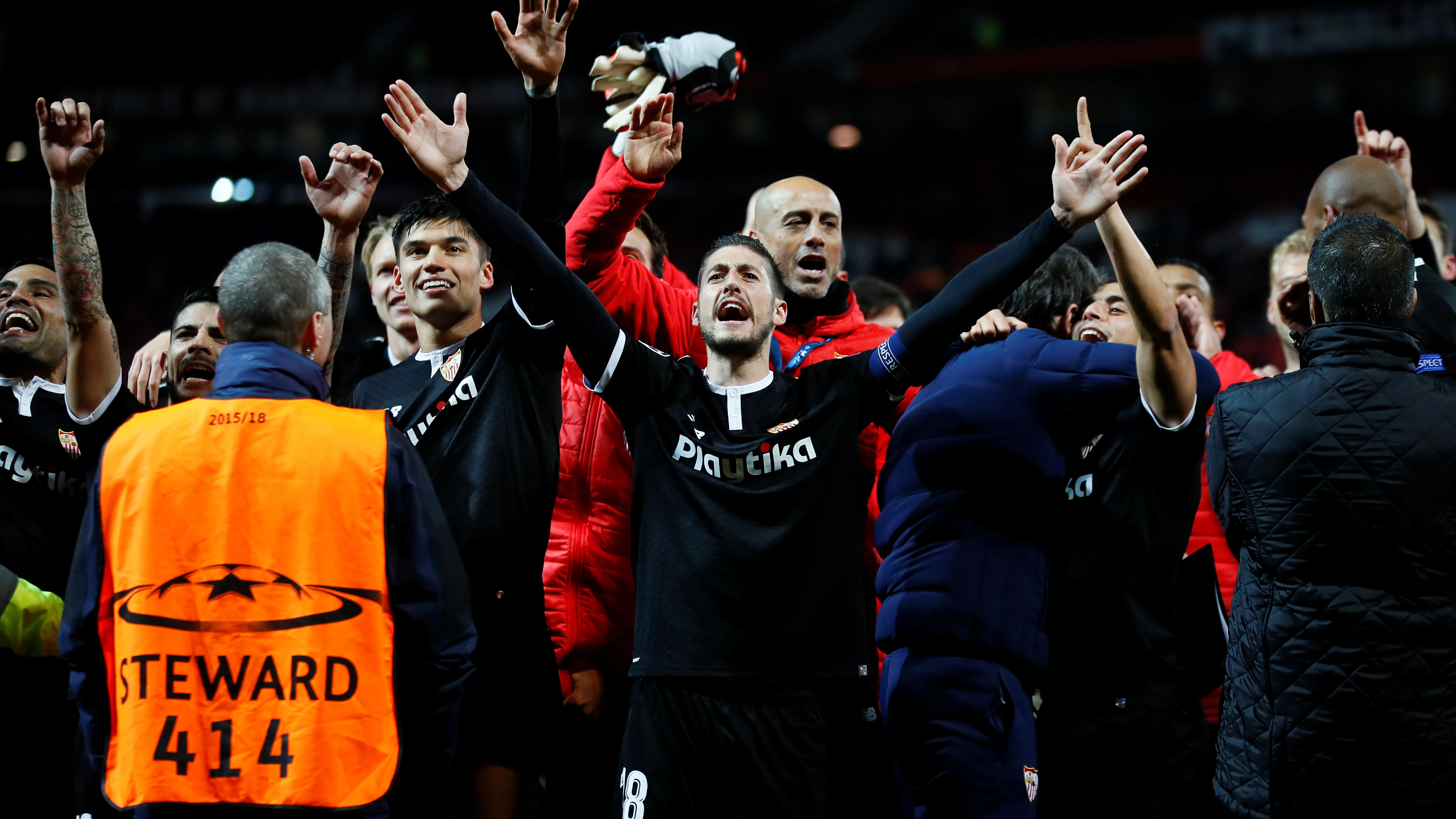 Los jugadores del Sevilla celebran el pase a cuartos con la afición Los jugadores del Sevilla celebran el pase a cuartos con la afición