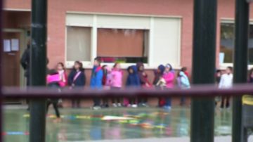Imagen de archivo de menores en el patio de un colegio