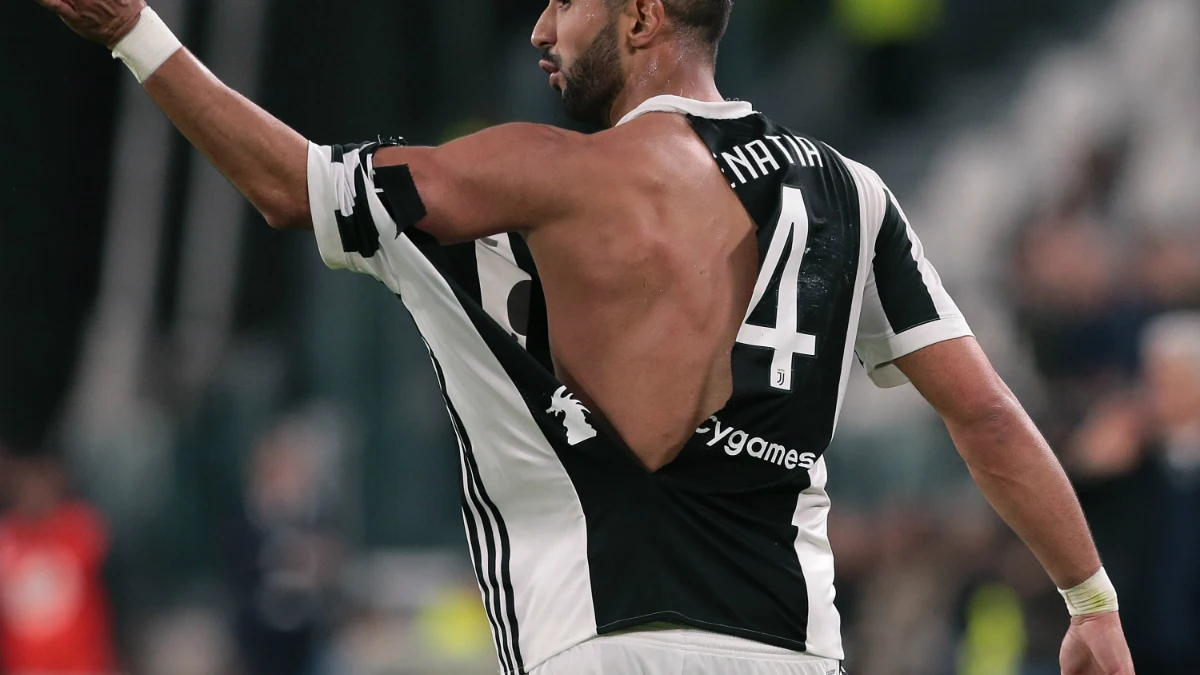 Benatia, con la camiseta rota