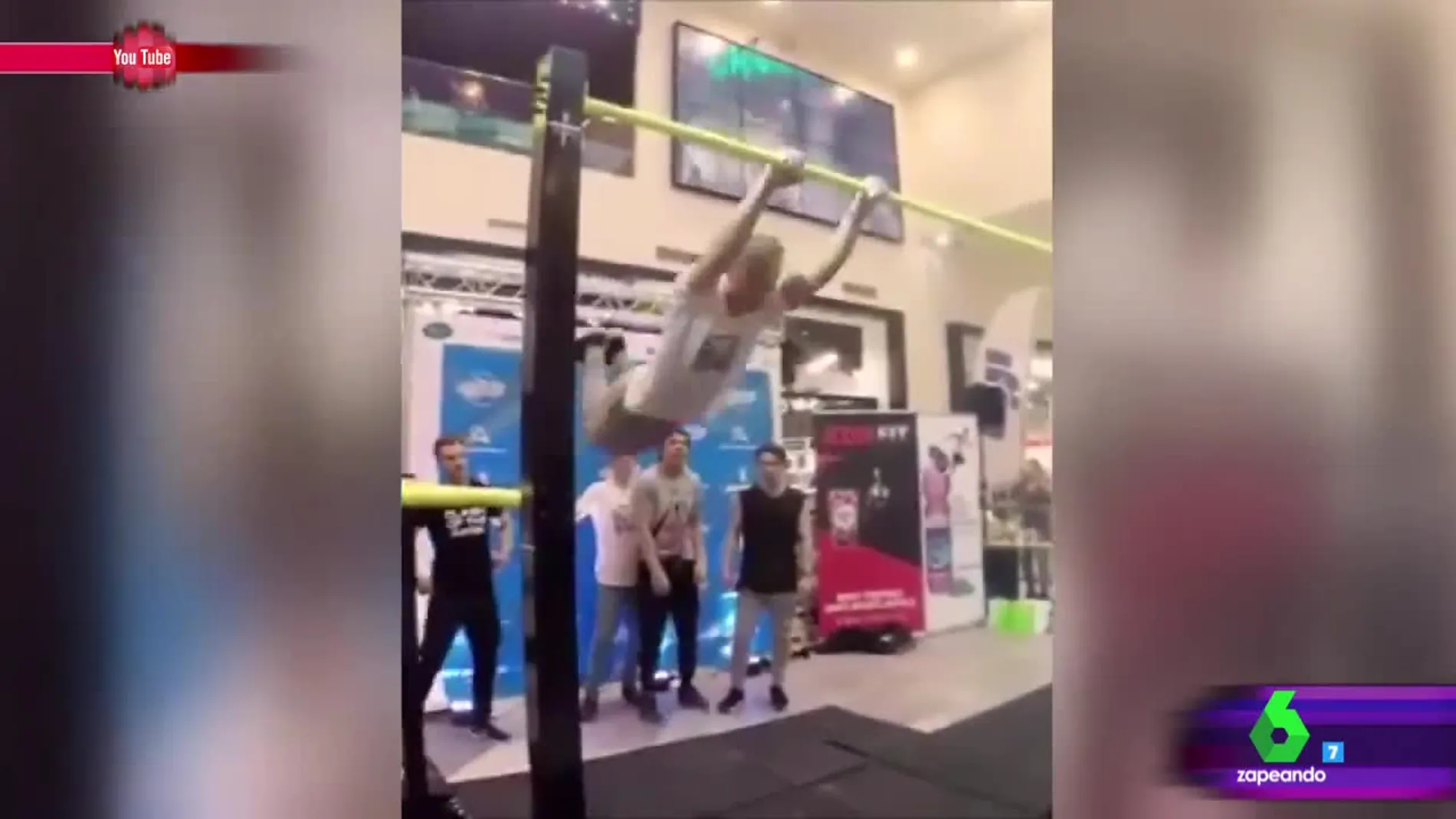 La escalofriante caída de un joven en el gimnasio haciendo ejercicios en barra fija