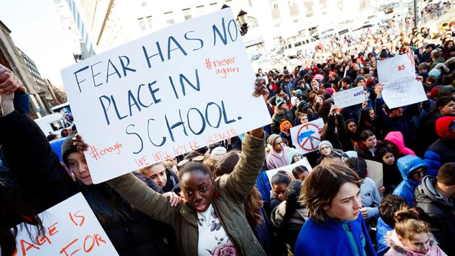 Miles de alumnos de EE.UU. alzan la voz por un mayor control en la venta de armas