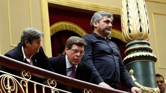 Juan Carlos Quer (c), y Juan José Cortés (d), padres de Diana Quer y Mari Luz Cortés respectivamente Juan Carlos Quer (c), y Juan José Cortés (d), padres de Diana Quer y Mari Luz Cortés respectivamente