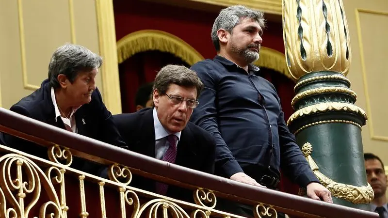 Juan Carlos Quer (c), y Juan José Cortés (d), padres de Diana Quer y Mari Luz Cortés respectivamente