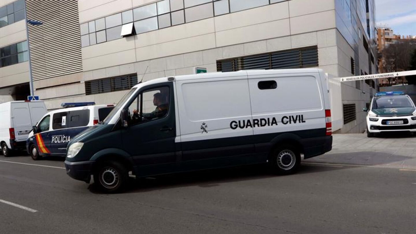 Un furg&oacute;n policial traslada a Ana Julia Quezada