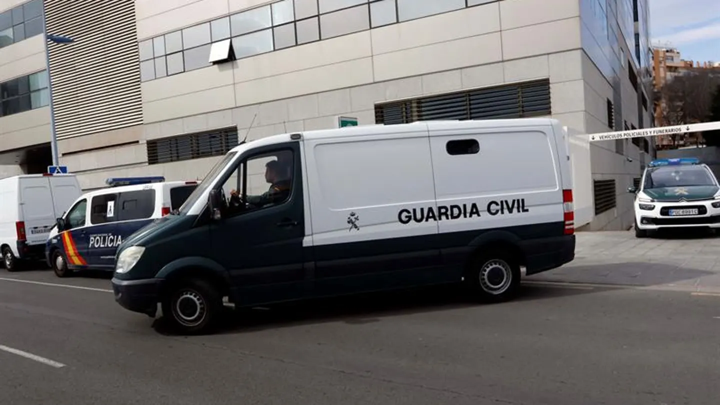 Un furgón policial traslada a Ana Julia Quezada Un furgón policial traslada a Ana Julia Quezada