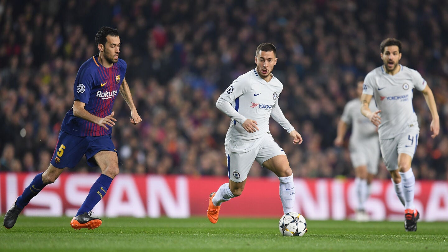 Busquets y Hazard, durante el Bar&ccedil;a - Chelsea