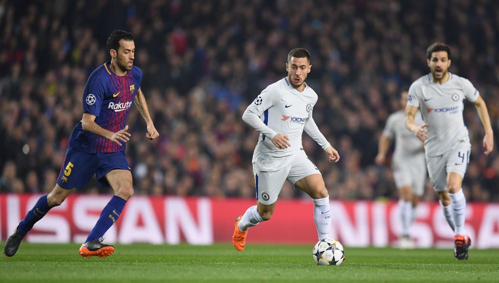 Busquets y Hazard, durante el Barça - Chelsea