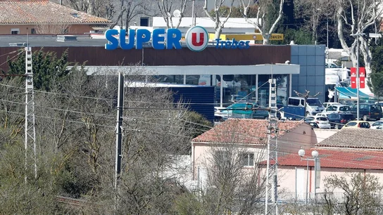 Exterior de un supermercado en Francia en el que se ha atrincherado un hombre Exterior de un supermercado en Francia en el que se ha atrincherado un hombre
