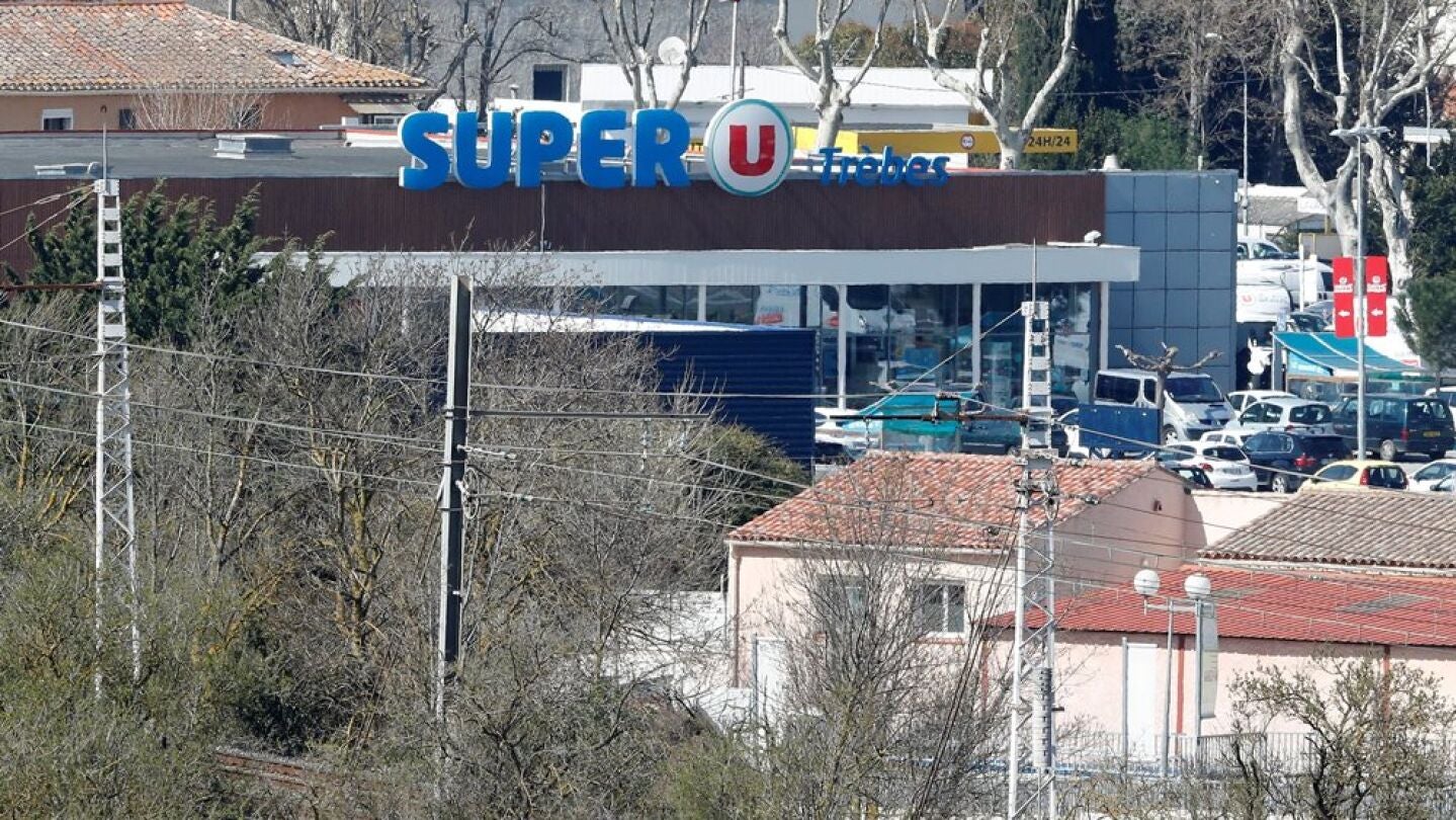 Exterior de un supermercado en Francia en el que se ha atrincherado un hombre