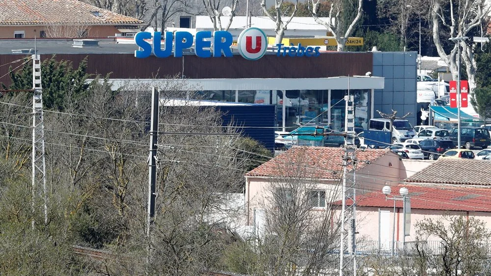 Exterior de un supermercado en Francia en el que se ha atrincherado un hombre