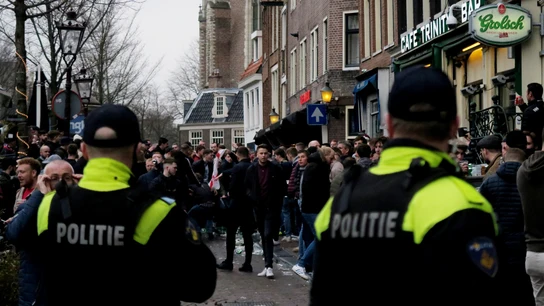 Dos agentes de policía vigilan a los hinchas ingleses en Ámsterdam Dos agentes de policía vigilan a los hinchas ingleses en Ámsterdam