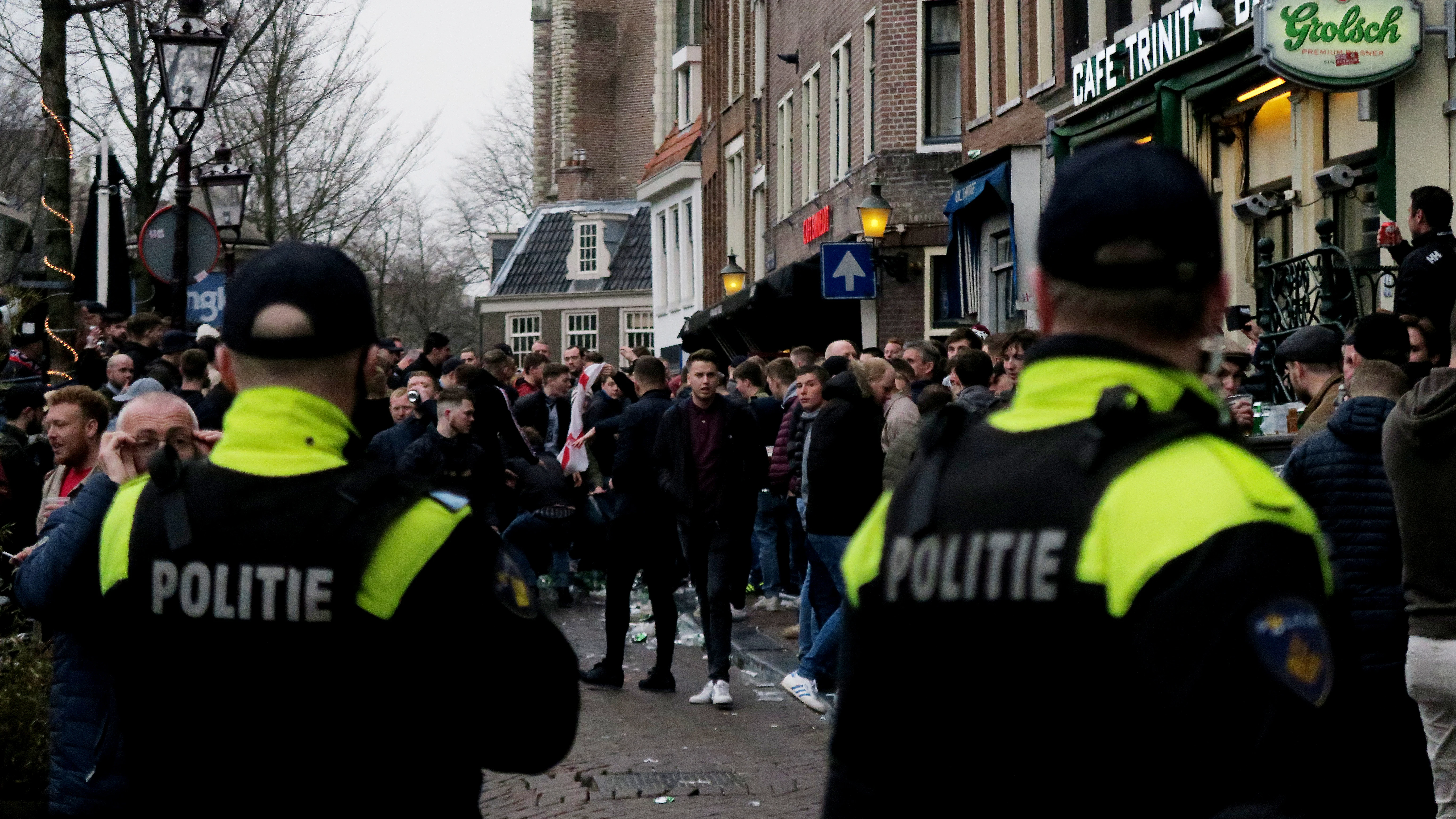 Dos agentes de policía vigilan a los hinchas ingleses en Ámsterdam