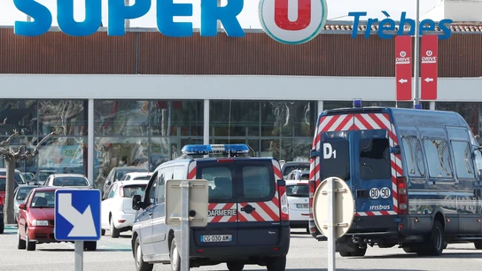 Un gendarme se cambió por uno de los rehenes del supermercado de Francia Un gendarme se cambió por uno de los rehenes del supermercado de Francia