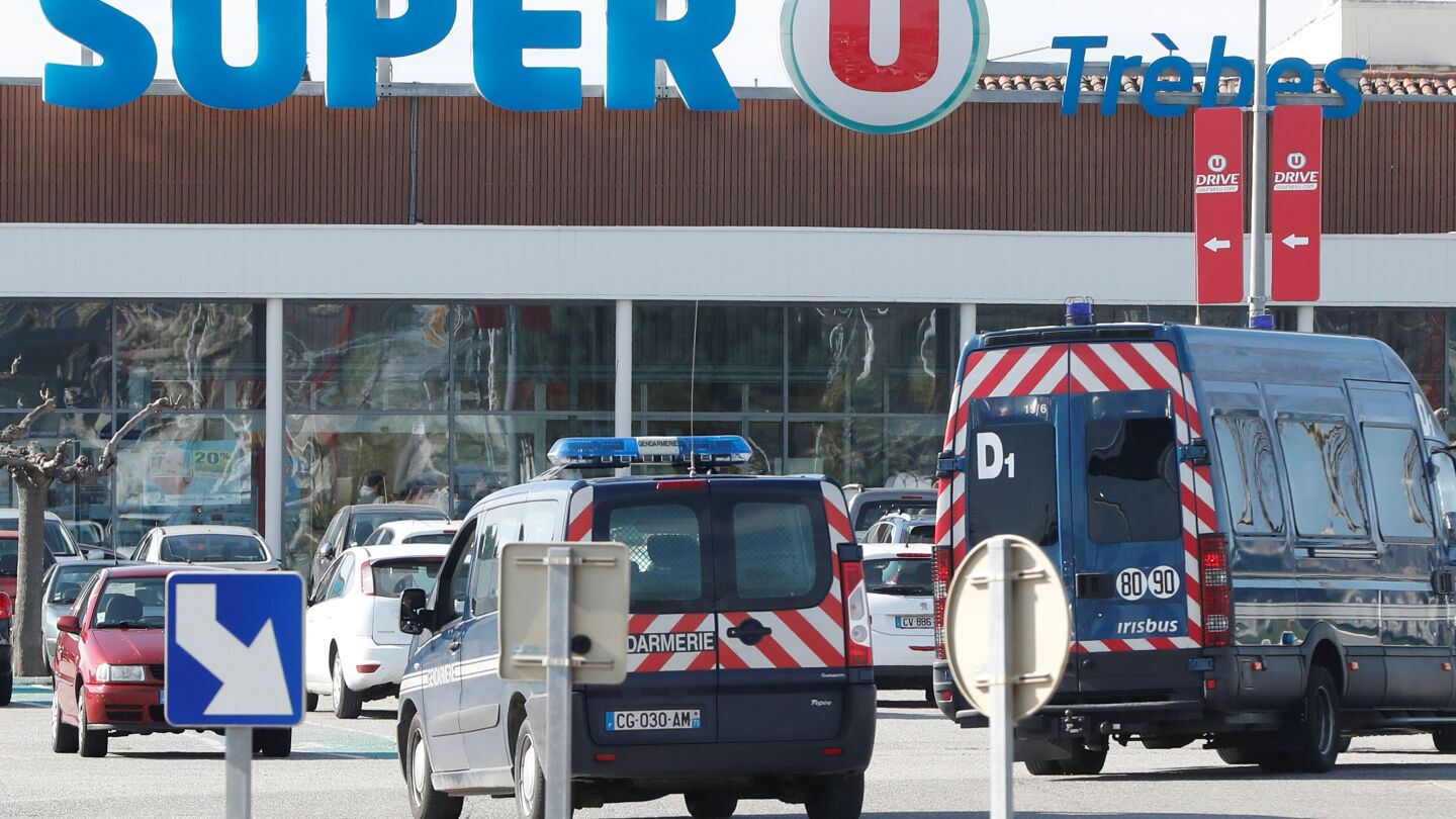 Un gendarme se cambi&oacute; por uno de los rehenes del supermercado de Francia