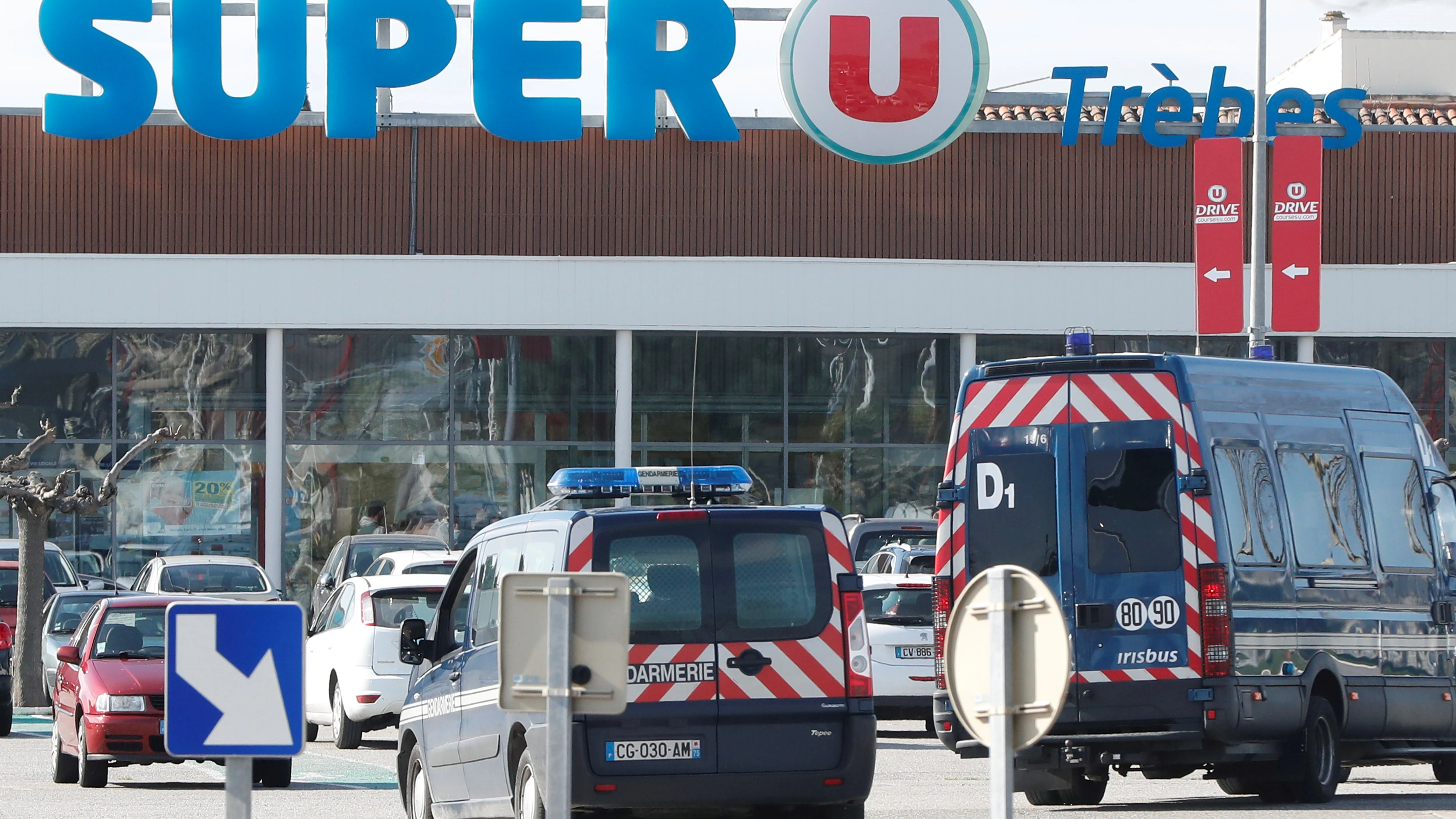 Un gendarme se cambió por uno de los rehenes del supermercado de Francia