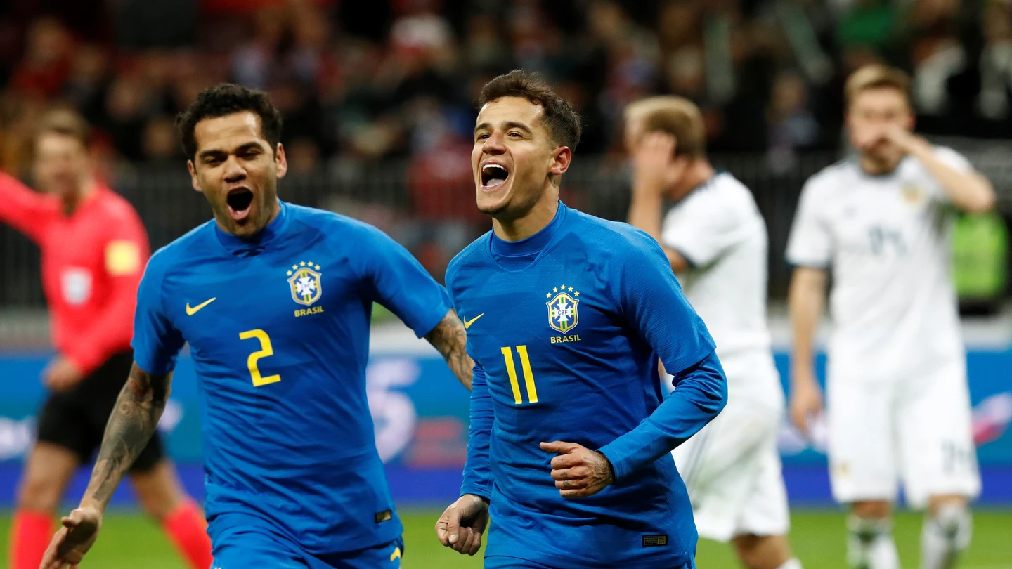 Paulinho y Alves celebran el segundo gol ante Rusia Paulinho y Alves celebran el segundo gol ante Rusia