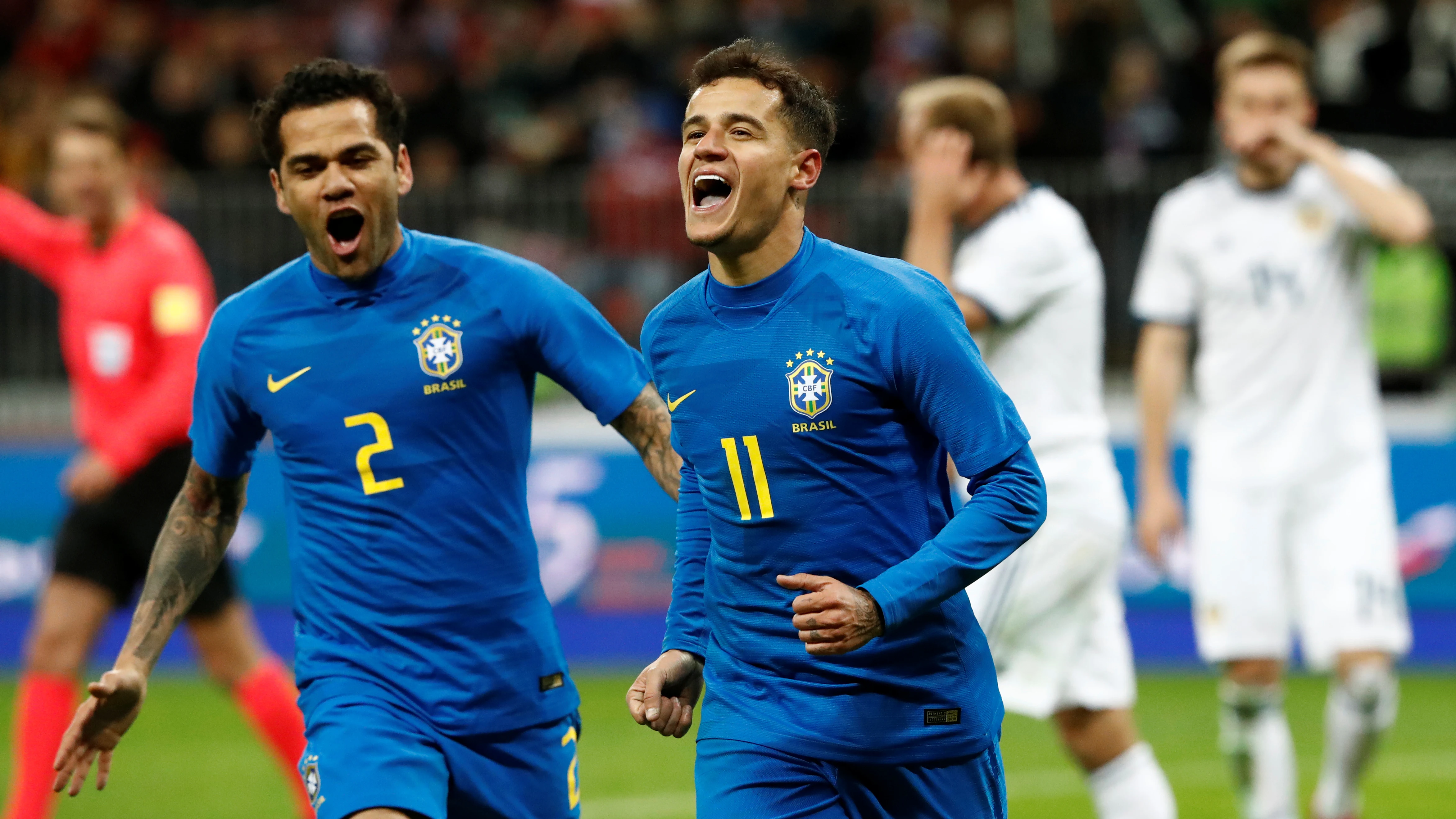 Paulinho y Alves celebran el segundo gol ante Rusia