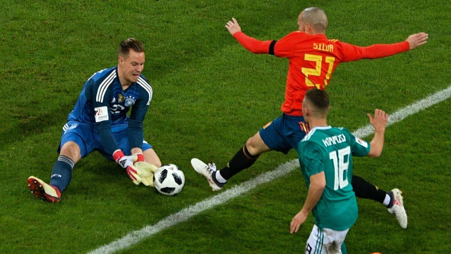 Silva trata de llegar a un bal&oacute;n ante la salida de Ter Stegen