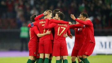 Los jugadores de Portugal celebran uno de los goles de Cristiano a Egipto