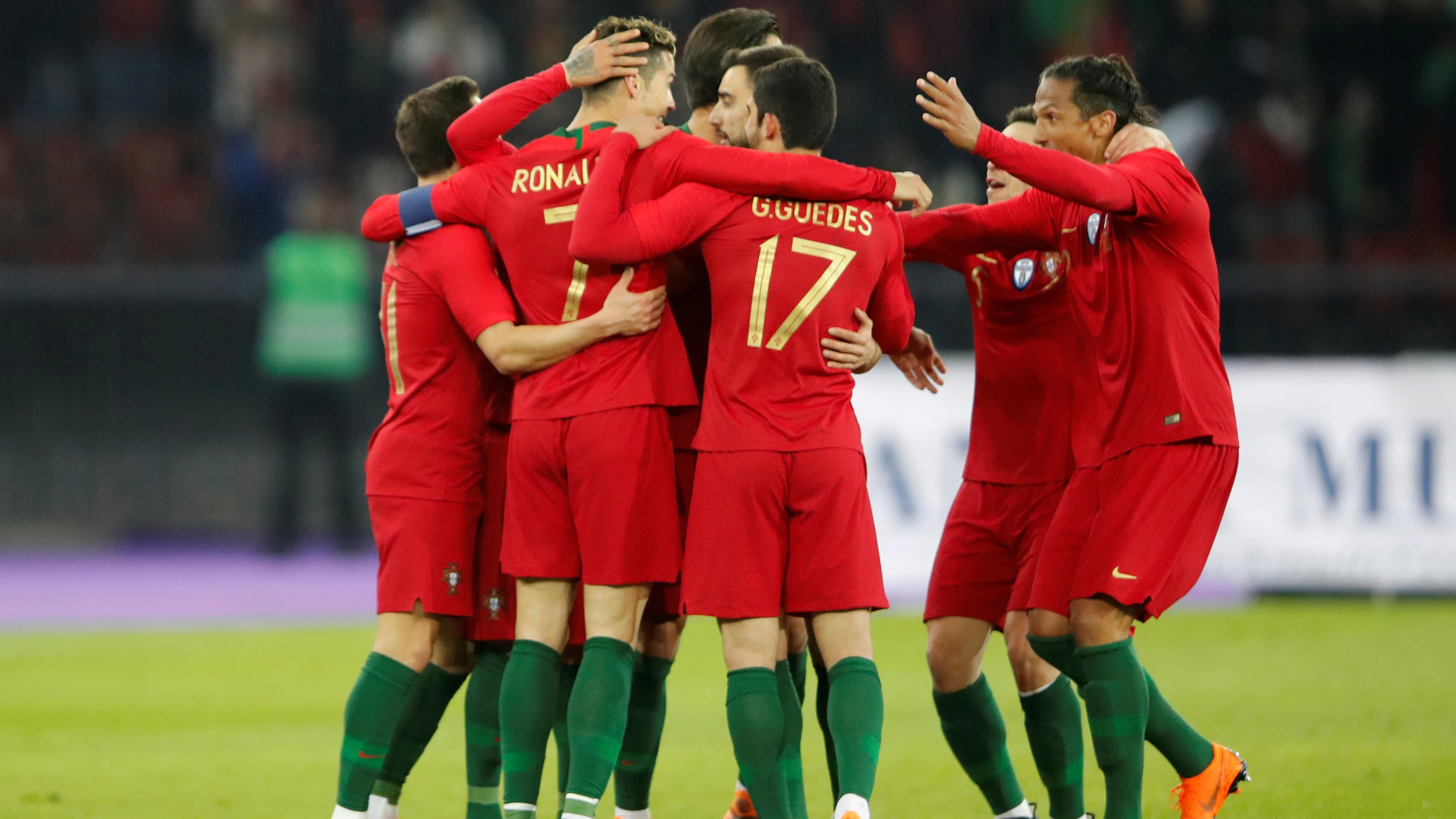 Los jugadores de Portugal celebran uno de los goles de Cristiano a Egipto